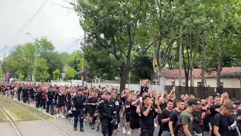 Fanii FCSB au făcut spectacol în drumul spre Ghencea! Imagini cu galeria vicecampioanei _5
