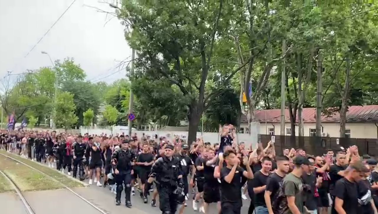 Fanii FCSB au făcut spectacol în drumul spre Ghencea! Imagini cu galeria vicecampioanei _5