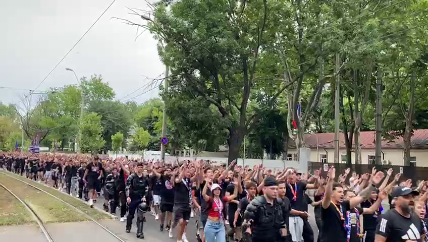 Fanii FCSB au făcut spectacol în drumul spre Ghencea! Imagini cu galeria vicecampioanei _6