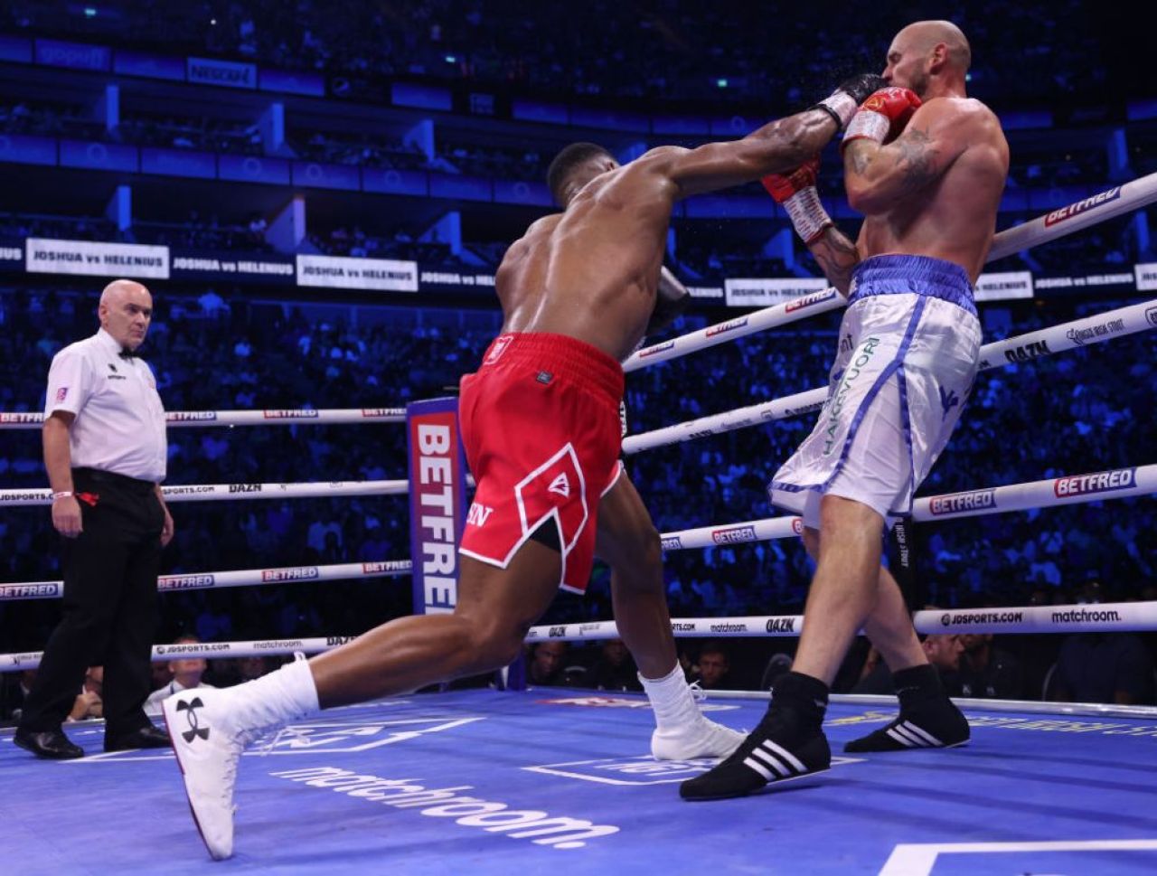Huiduit de public, Anthony Joshua, fostul campion mondial al greilor, l-a făcut KO pe Robert Helenius_2