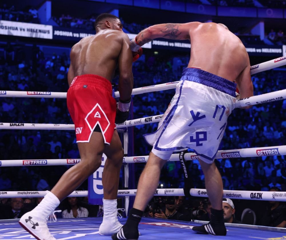 Huiduit de public, Anthony Joshua, fostul campion mondial al greilor, l-a făcut KO pe Robert Helenius_3