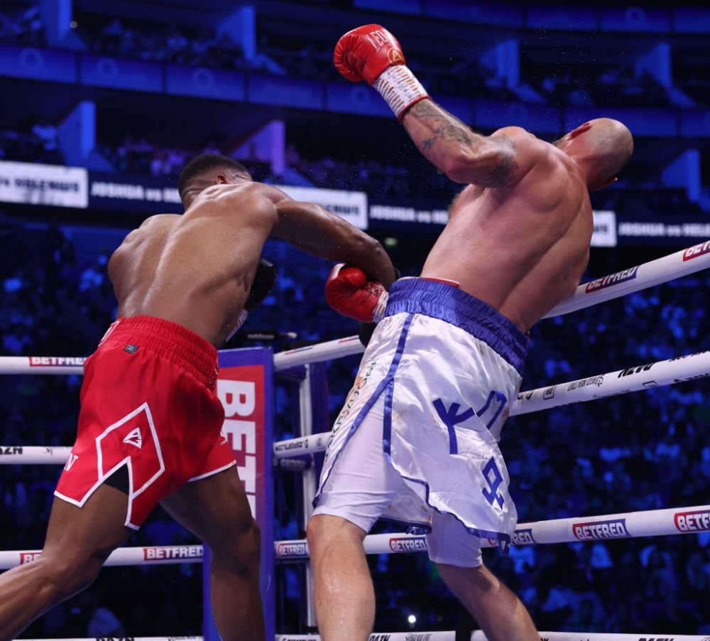 Huiduit de public, Anthony Joshua, fostul campion mondial al greilor, l-a făcut KO pe Robert Helenius_4