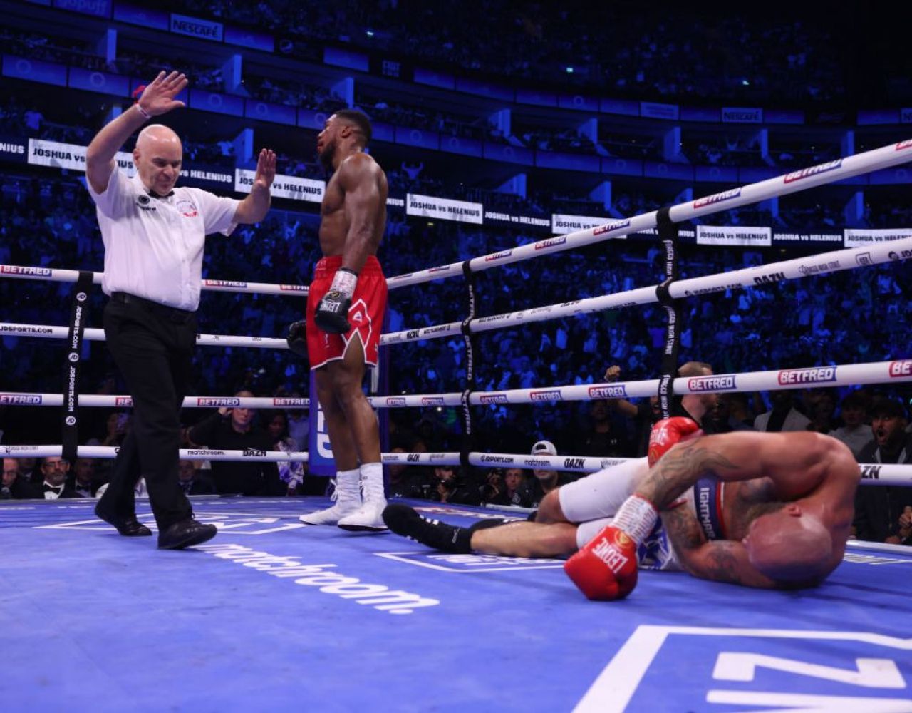 Huiduit de public, Anthony Joshua, fostul campion mondial al greilor, l-a făcut KO pe Robert Helenius_5