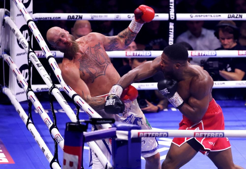 Huiduit de public, Anthony Joshua, fostul campion mondial al greilor, l-a făcut KO pe Robert Helenius_6