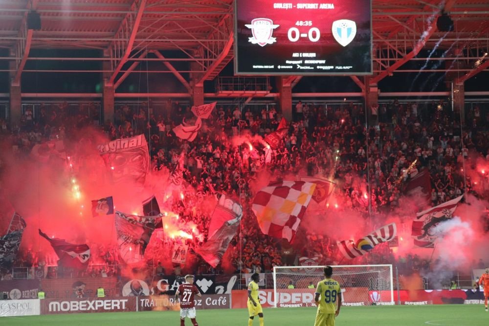 „V-ați pus traista în spinare și ați plecat în deplasare!” Spectacol în Giulești și show pirotehnic în Rapid - Petrolul Ploiești _21