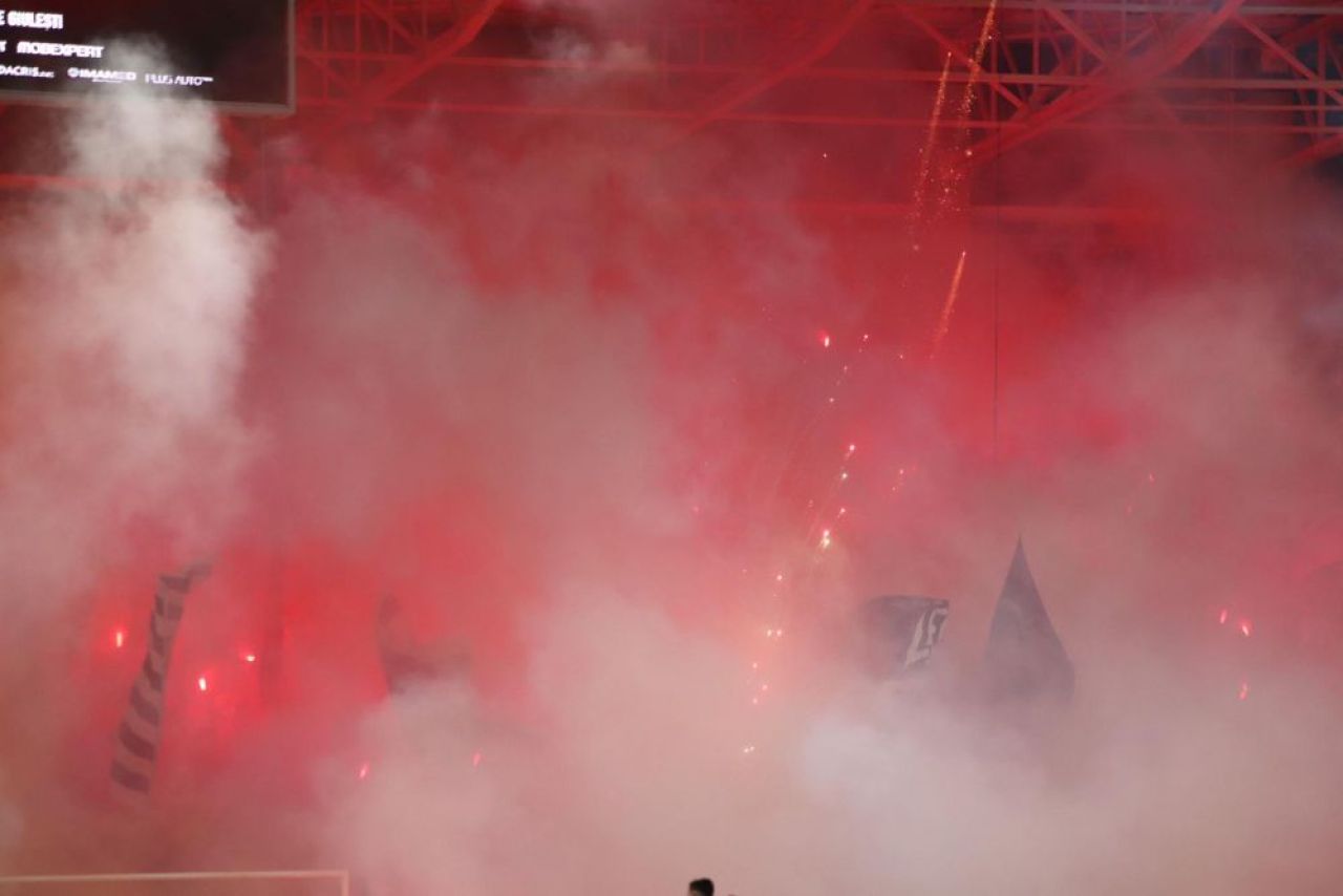 „V-ați pus traista în spinare și ați plecat în deplasare!” Spectacol în Giulești și show pirotehnic în Rapid - Petrolul Ploiești _25