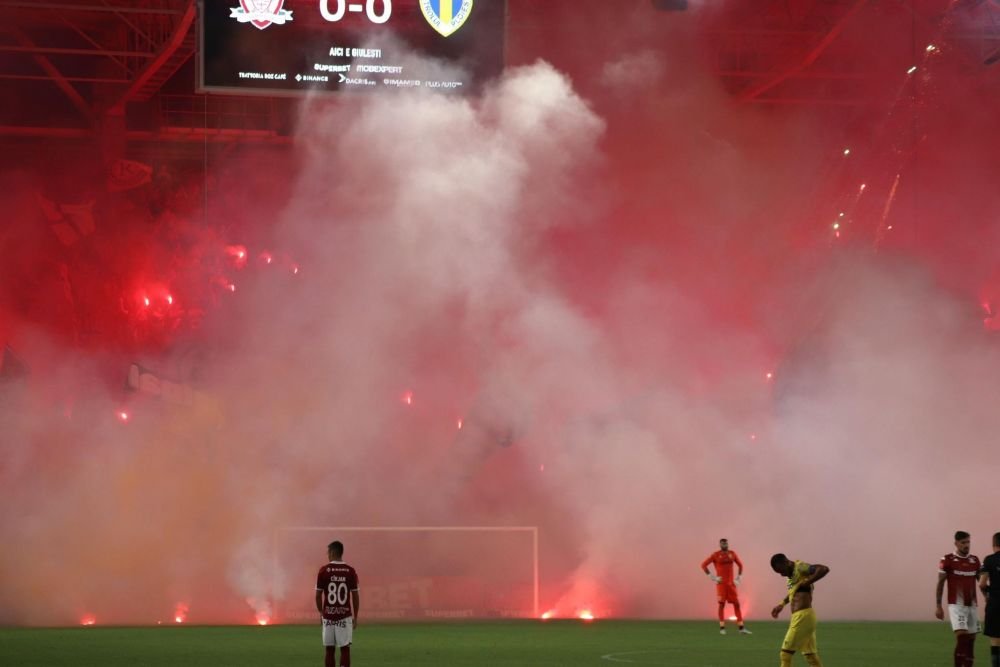 „V-ați pus traista în spinare și ați plecat în deplasare!” Spectacol în Giulești și show pirotehnic în Rapid - Petrolul Ploiești _27