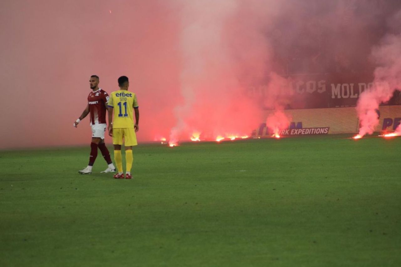 „V-ați pus traista în spinare și ați plecat în deplasare!” Spectacol în Giulești și show pirotehnic în Rapid - Petrolul Ploiești _29
