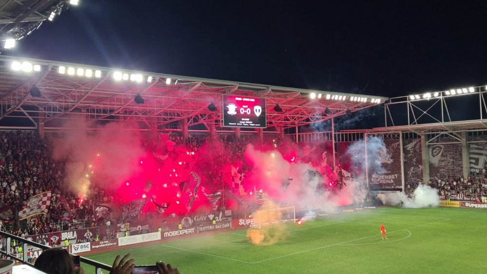„V-ați pus traista în spinare și ați plecat în deplasare!” Spectacol în Giulești și show pirotehnic în Rapid - Petrolul Ploiești _32