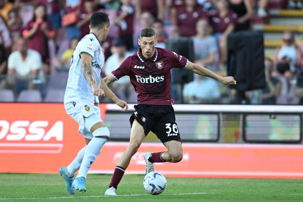 Românul din Serie A ocolit inexplicabil de FRF a debutat oficial la Salernitana! Andres Sfait a jucat ”con grande personalità”_4