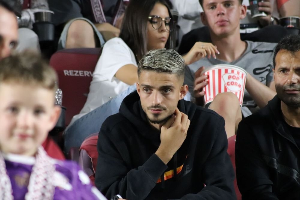 Swipe stânga, swipe dreapta. Noul atacant al Rapidului, în tribunele Giuleștiului, pe telefon_2