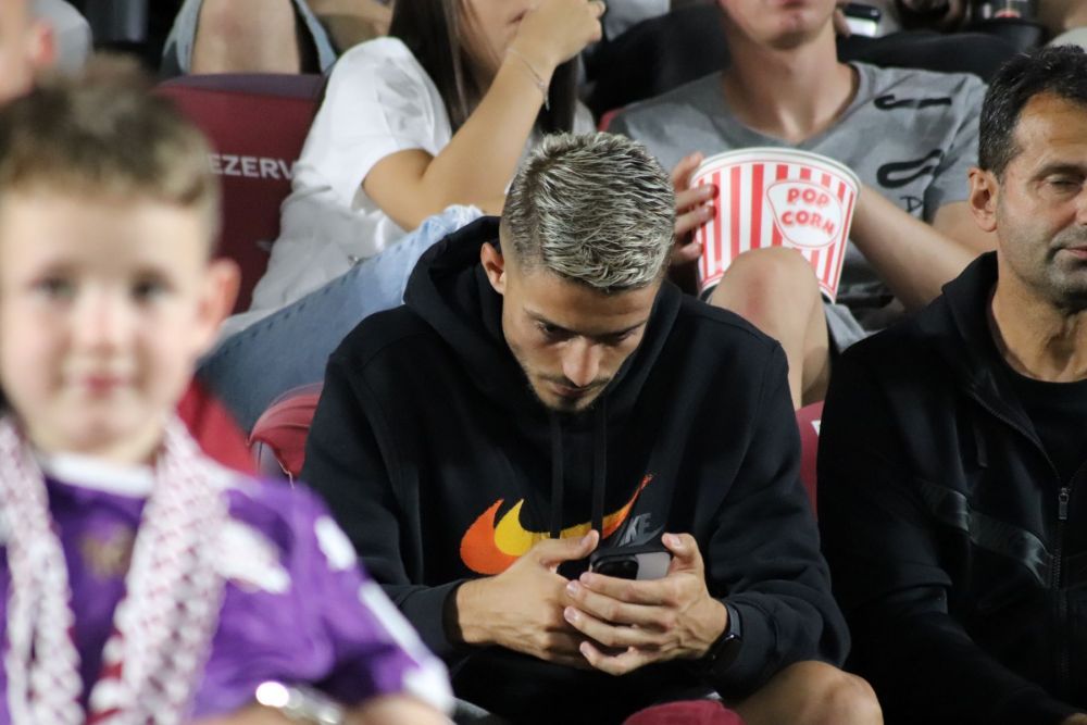 Swipe stânga, swipe dreapta. Noul atacant al Rapidului, în tribunele Giuleștiului, pe telefon_4