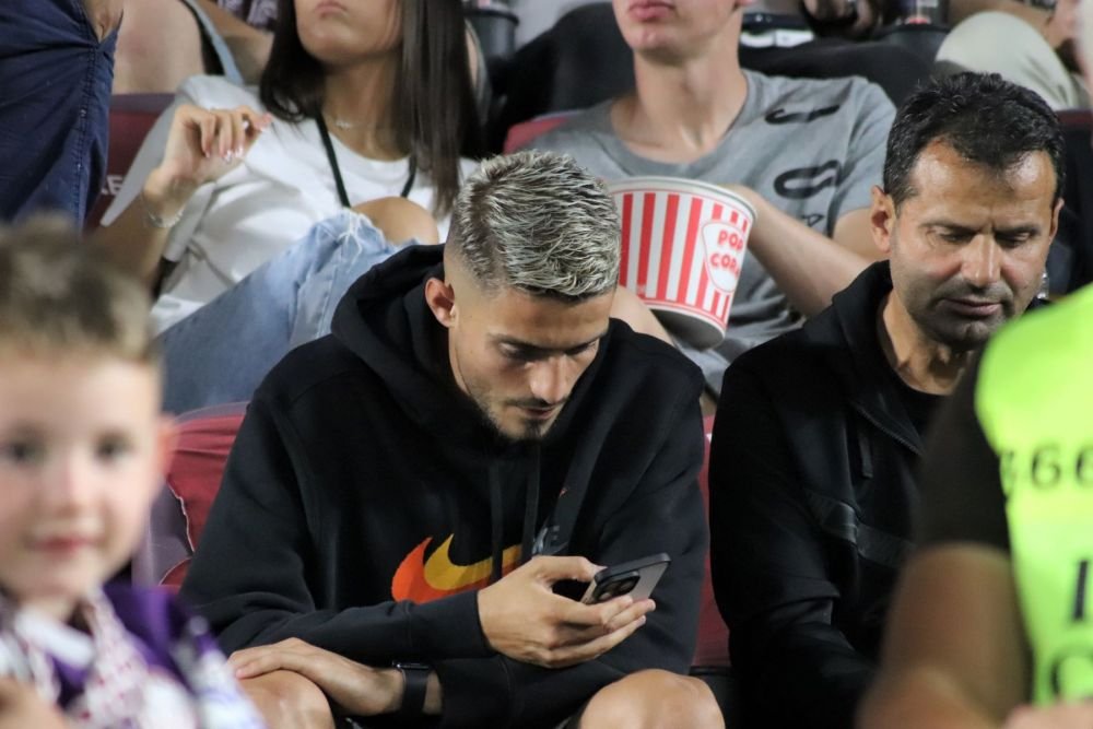 Swipe stânga, swipe dreapta. Noul atacant al Rapidului, în tribunele Giuleștiului, pe telefon_5