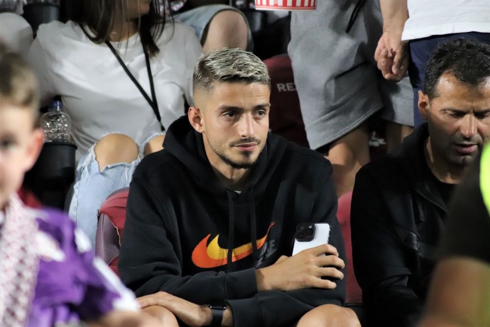 Swipe stânga, swipe dreapta. Noul atacant al Rapidului, în tribunele Giuleștiului, pe telefon_6