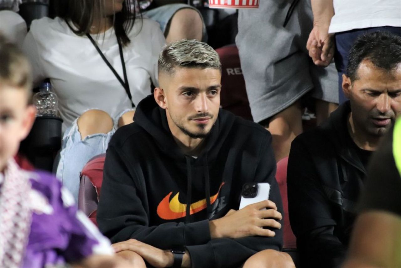 Swipe stânga, swipe dreapta. Noul atacant al Rapidului, în tribunele Giuleștiului, pe telefon_6