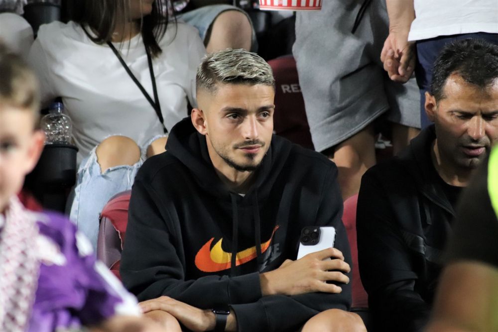 Swipe stânga, swipe dreapta. Noul atacant al Rapidului, în tribunele Giuleștiului, pe telefon_6