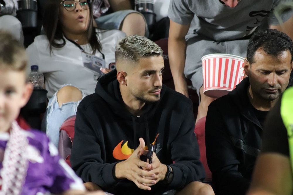 Swipe stânga, swipe dreapta. Noul atacant al Rapidului, în tribunele Giuleștiului, pe telefon_8