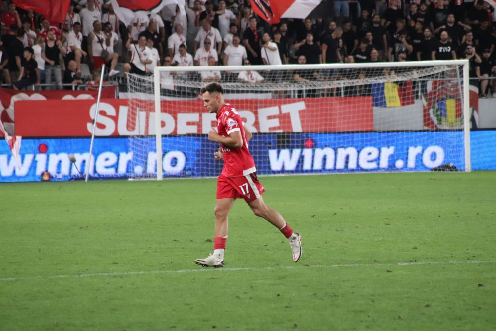 Totul despre Dennis Politic, eroul lui Dinamo: a jucat la Manchester United și la echipa lui David Beckham, a stat accidentat un an și jumătate, a fost legitimat &icirc;n Serie A și a &icirc;nscris goluri senzaționale &icirc;n Anglia