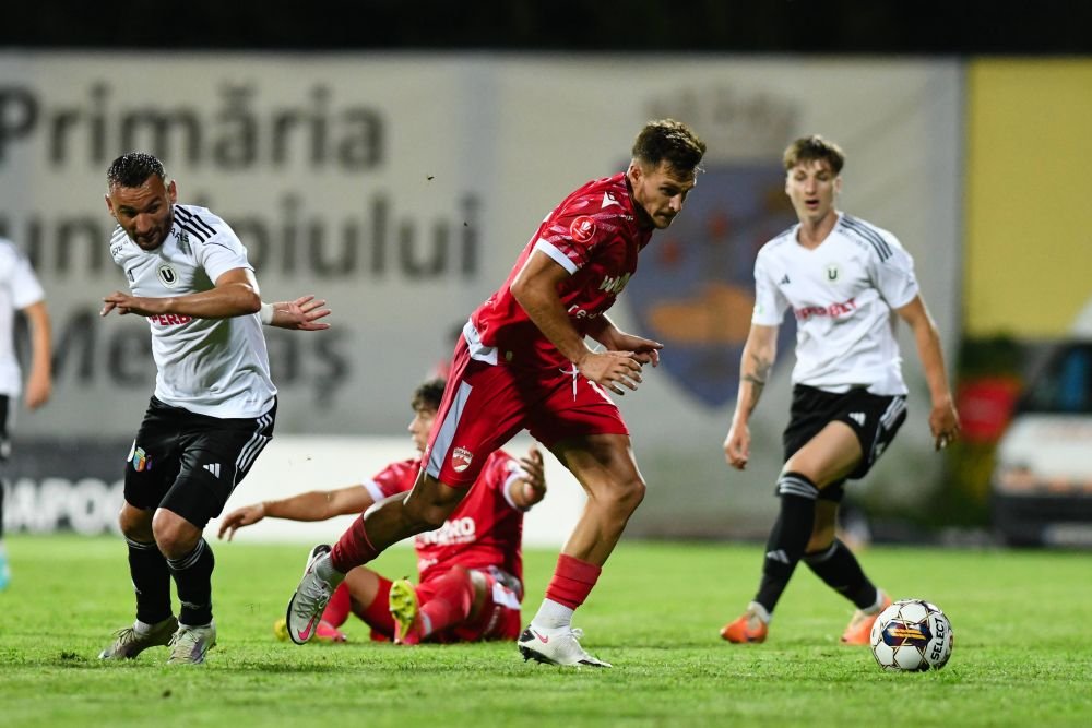 Totul despre Dennis Politic, eroul lui Dinamo: a jucat la Manchester United și la echipa lui David Beckham, a stat accidentat un an și jumătate, a fost legitimat în Serie A și a înscris goluri senzaționale în Anglia_8