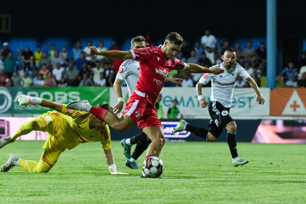 Totul despre Dennis Politic, eroul lui Dinamo: a jucat la Manchester United și la echipa lui David Beckham, a stat accidentat un an și jumătate, a fost legitimat în Serie A și a înscris goluri senzaționale în Anglia_10