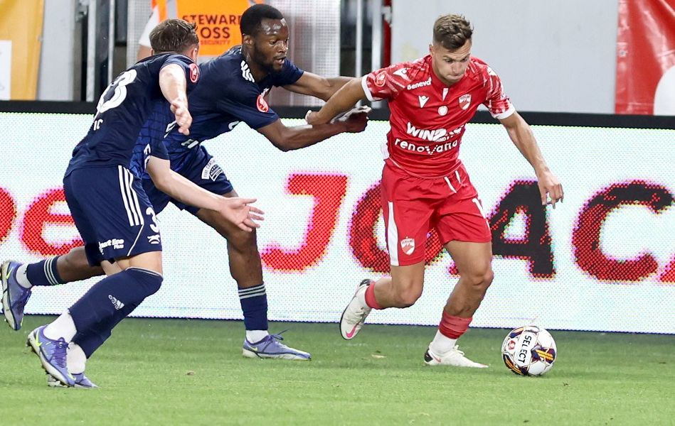 Totul despre Dennis Politic, eroul lui Dinamo: a jucat la Manchester United și la echipa lui David Beckham, a stat accidentat un an și jumătate, a fost legitimat în Serie A și a înscris goluri senzaționale în Anglia_12