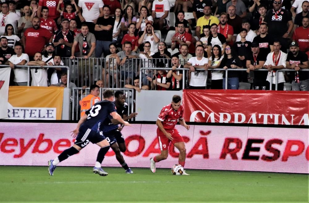 Totul despre Dennis Politic, eroul lui Dinamo: a jucat la Manchester United și la echipa lui David Beckham, a stat accidentat un an și jumătate, a fost legitimat în Serie A și a înscris goluri senzaționale în Anglia_19