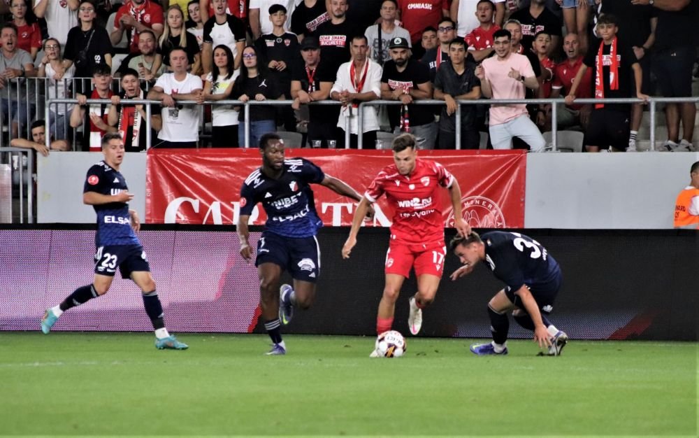 Totul despre Dennis Politic, eroul lui Dinamo: a jucat la Manchester United și la echipa lui David Beckham, a stat accidentat un an și jumătate, a fost legitimat în Serie A și a înscris goluri senzaționale în Anglia_20