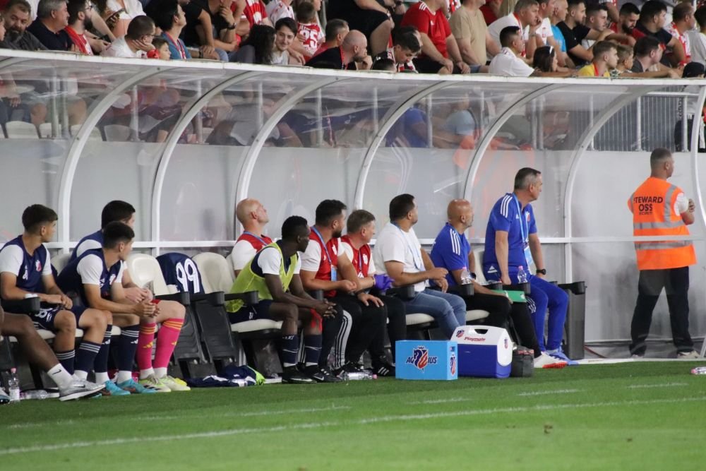 Marius Croitoru, terorizat de fanii lui Dinamo pe banca de rezerve_14