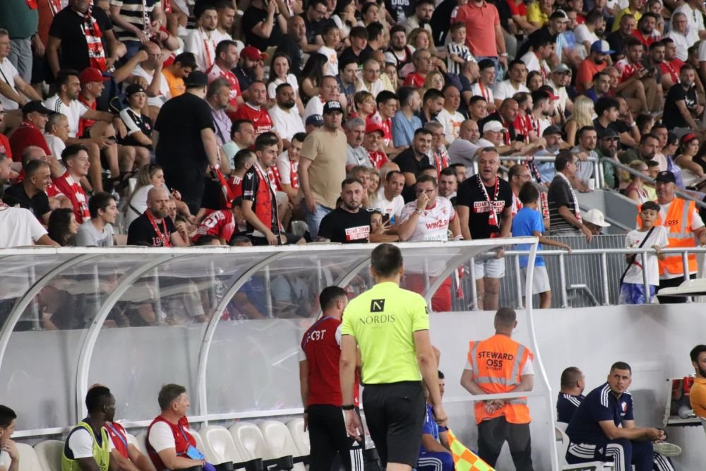 Marius Croitoru, terorizat de fanii lui Dinamo pe banca de rezerve_17