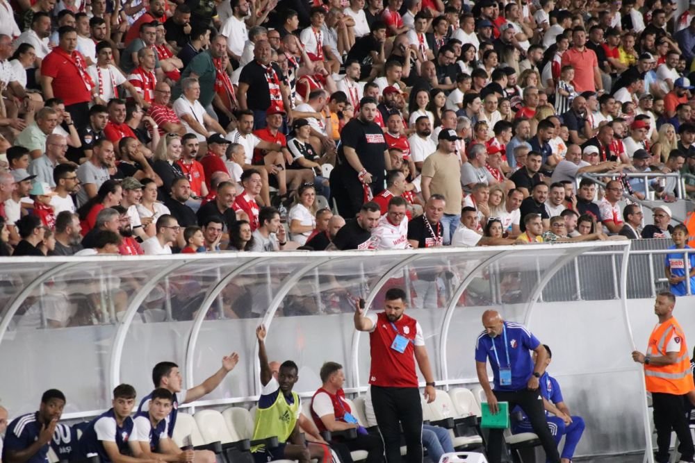Marius Croitoru, terorizat de fanii lui Dinamo pe banca de rezerve_18