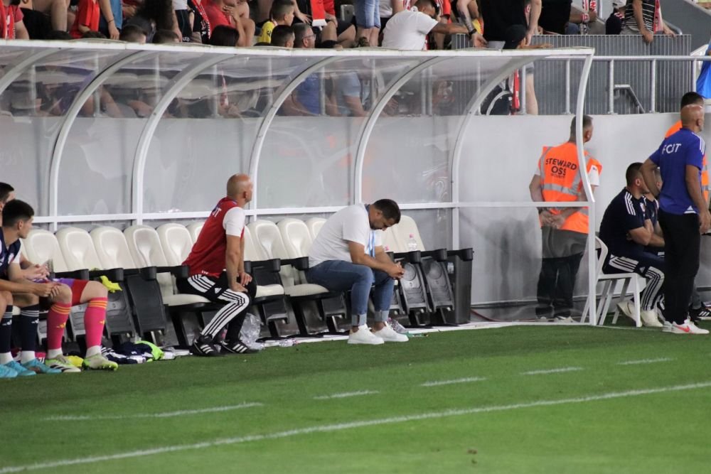 Marius Croitoru, terorizat de fanii lui Dinamo pe banca de rezerve_20