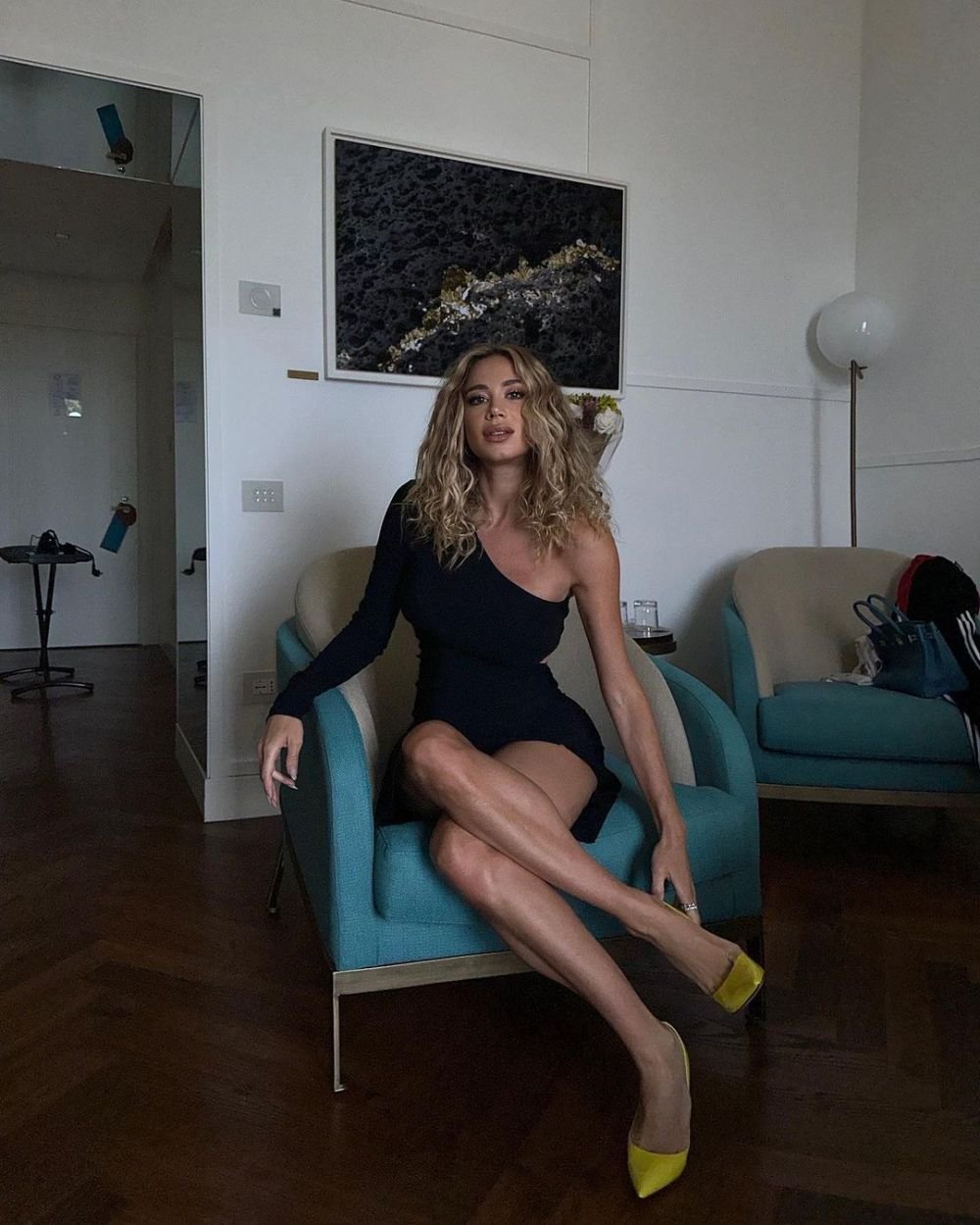 Mai are puțin și naște, dar are o siluetă de invidiat. Apariție spectaculoasă, în costum de baie, pentru cea mai sexy jurnalistă _27