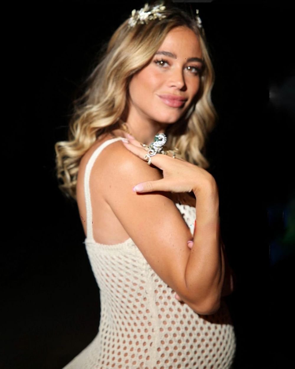 Mai are puțin și naște, dar are o siluetă de invidiat. Apariție spectaculoasă, în costum de baie, pentru cea mai sexy jurnalistă _54
