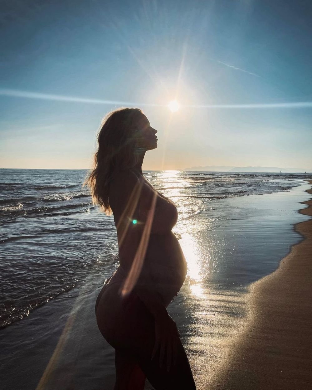 Mai are puțin și naște, dar are o siluetă de invidiat. Apariție spectaculoasă, în costum de baie, pentru cea mai sexy jurnalistă _72