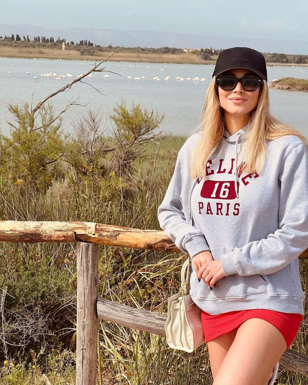 Mai are puțin și naște, dar are o siluetă de invidiat. Apariție spectaculoasă, în costum de baie, pentru cea mai sexy jurnalistă _118