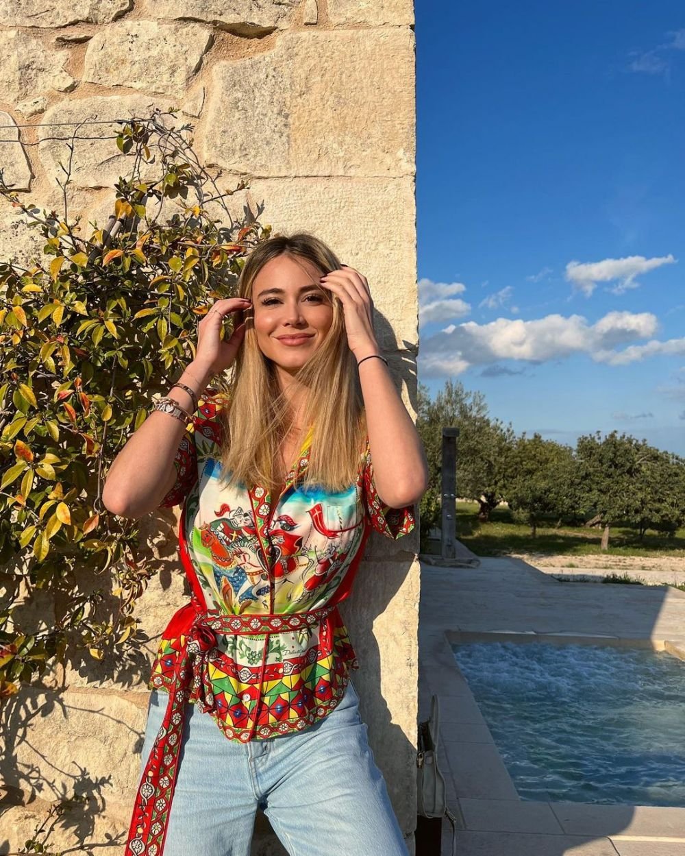 Mai are puțin și naște, dar are o siluetă de invidiat. Apariție spectaculoasă, în costum de baie, pentru cea mai sexy jurnalistă _119