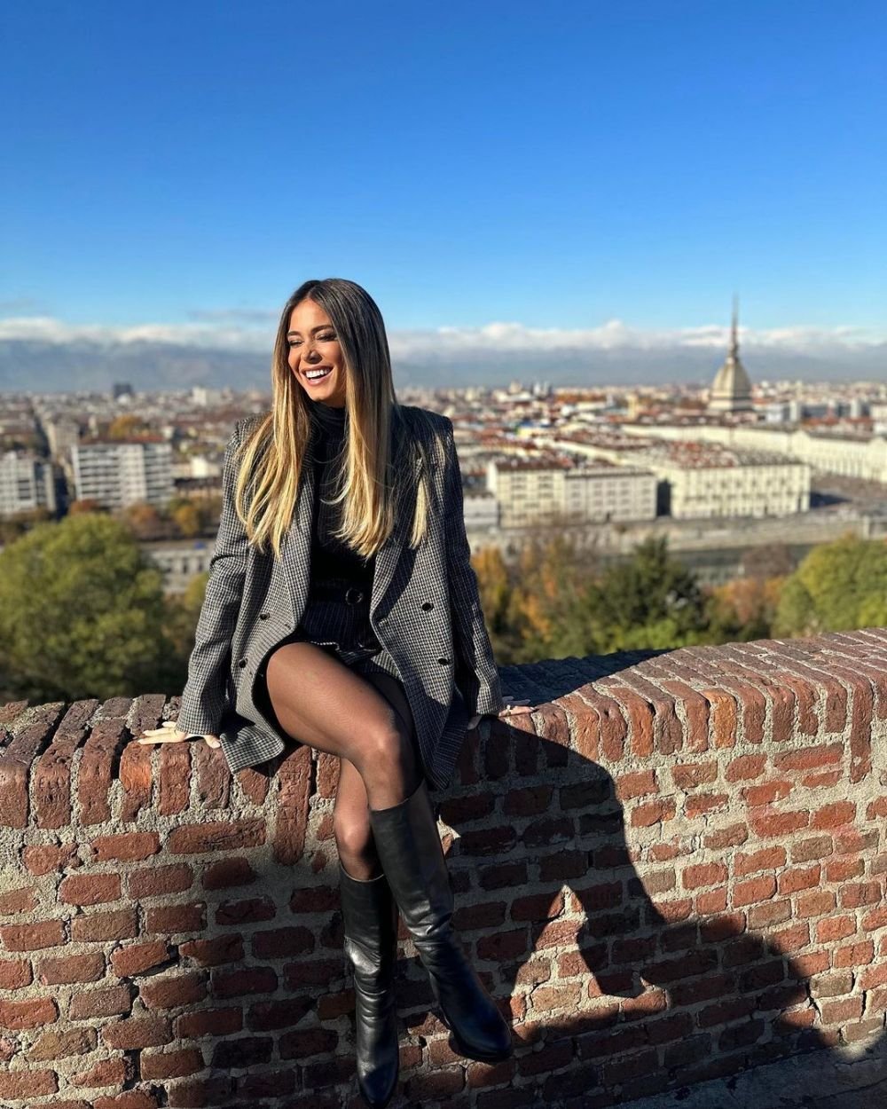 Mai are puțin și naște, dar are o siluetă de invidiat. Apariție spectaculoasă, în costum de baie, pentru cea mai sexy jurnalistă _150