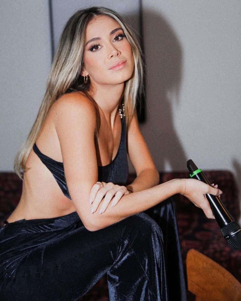 Mai are puțin și naște, dar are o siluetă de invidiat. Apariție spectaculoasă, în costum de baie, pentru cea mai sexy jurnalistă _154