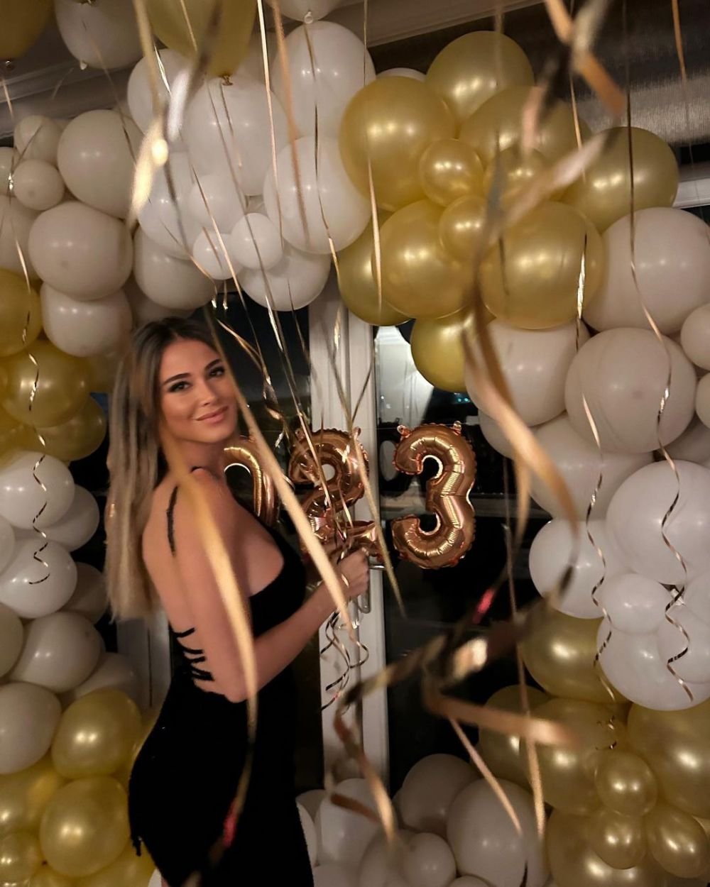 Mai are puțin și naște, dar are o siluetă de invidiat. Apariție spectaculoasă, în costum de baie, pentru cea mai sexy jurnalistă _164