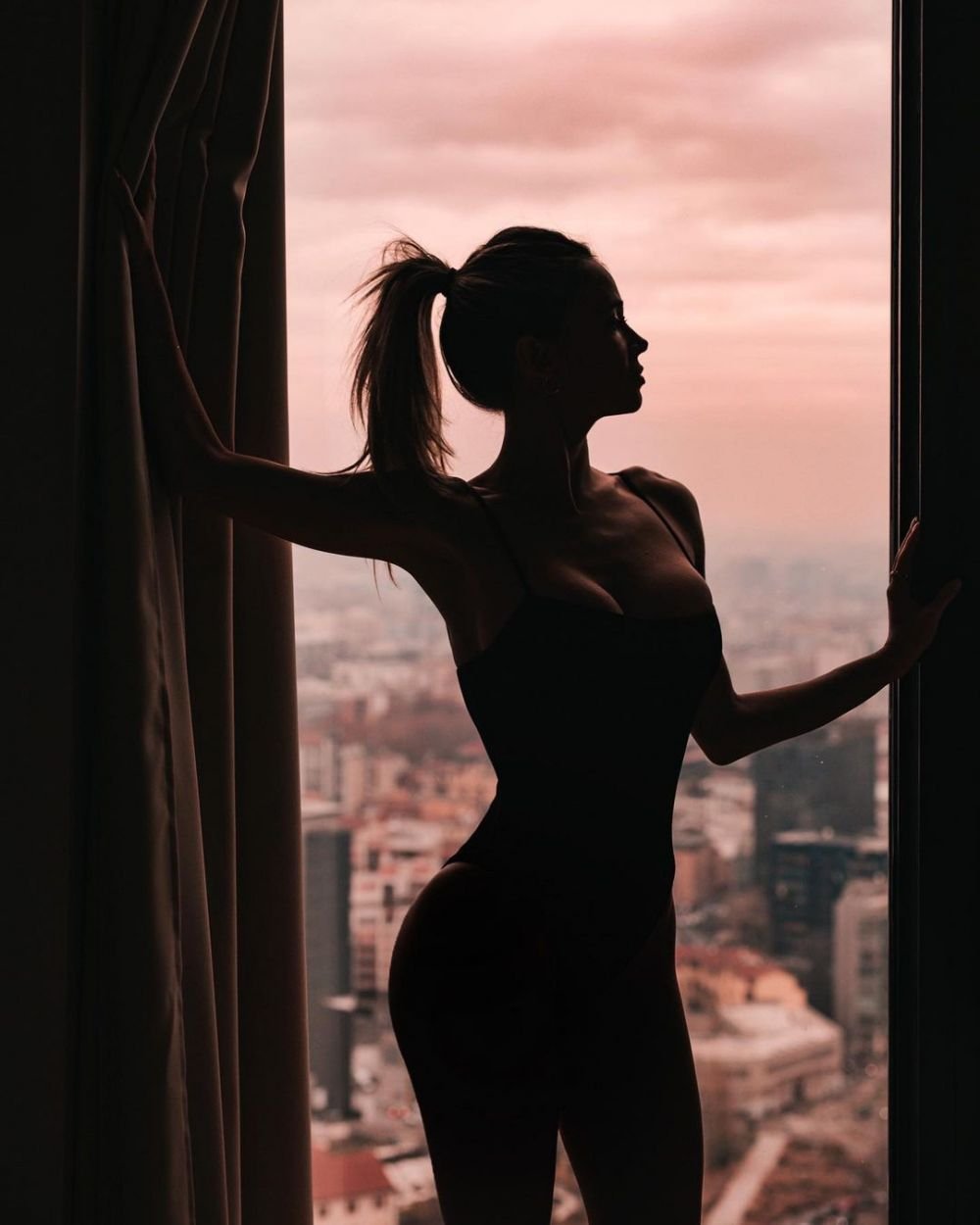 Mai are puțin și naște, dar are o siluetă de invidiat. Apariție spectaculoasă, în costum de baie, pentru cea mai sexy jurnalistă _201