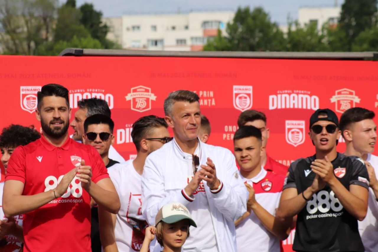 Mister Fashion. Ovidiu Burcă este unul dintre cei mai eleganți antrenori din Superligă_25
