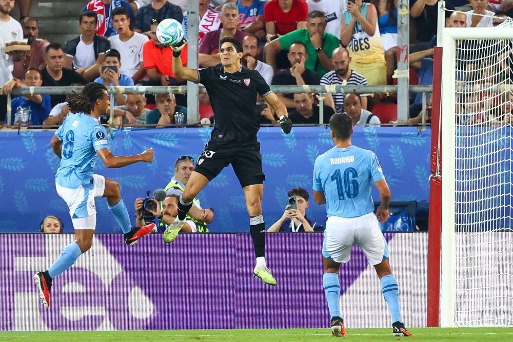 With or without you? Bono, portarul dorit de Real Madrid, nici nu s-a mai &icirc;ntors la Sevilla după ce echipa a pierdut Supercupa Europei