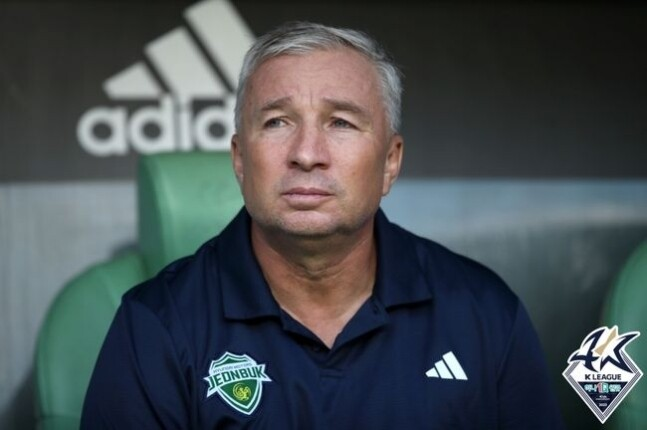 Pas greșit pentru Dan Petrescu &icirc;n campionat! Jeonbuk a fost &icirc;nvinsă de lider, dar echipa răm&acirc;ne pe podium