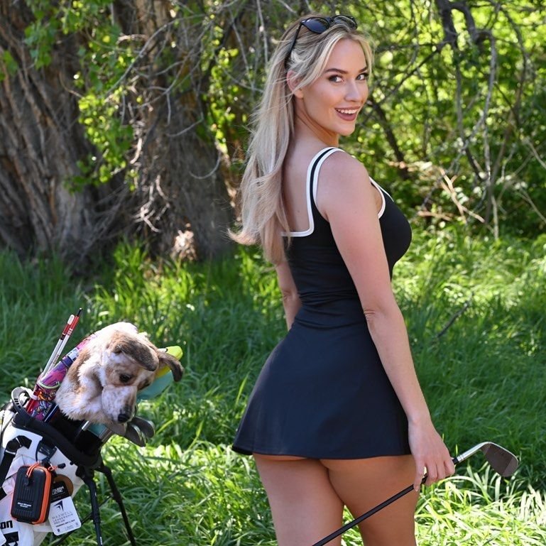 „Cameramanul e un norocos!” Și-a pus cea mai decoltată rochie pe terenul de golf și i-a înnebunit pe fani cu filmarea postată _79