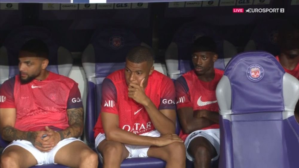 Imaginile neputinței! Cum a fost surprins Kylian Mbappe, pe banca de rezerve, în timpul partidei cu Toulouse_3