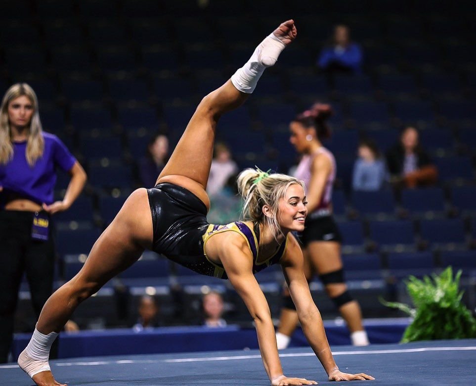 Cu cine se iubește gimnasta devenită milionară la 18 ani. Fanilor nu le-a venit să creadă că este adevărat_129