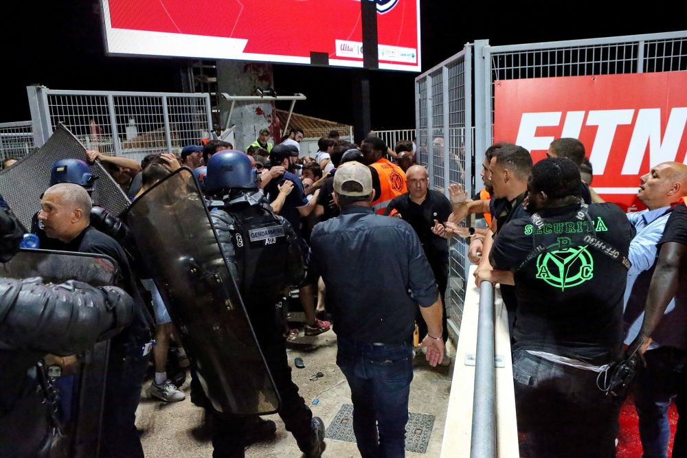 Incidente grave la meciul Ajaccio - Bordeaux. Fanii echipei lui Alexi Pitu au produs din nou haos