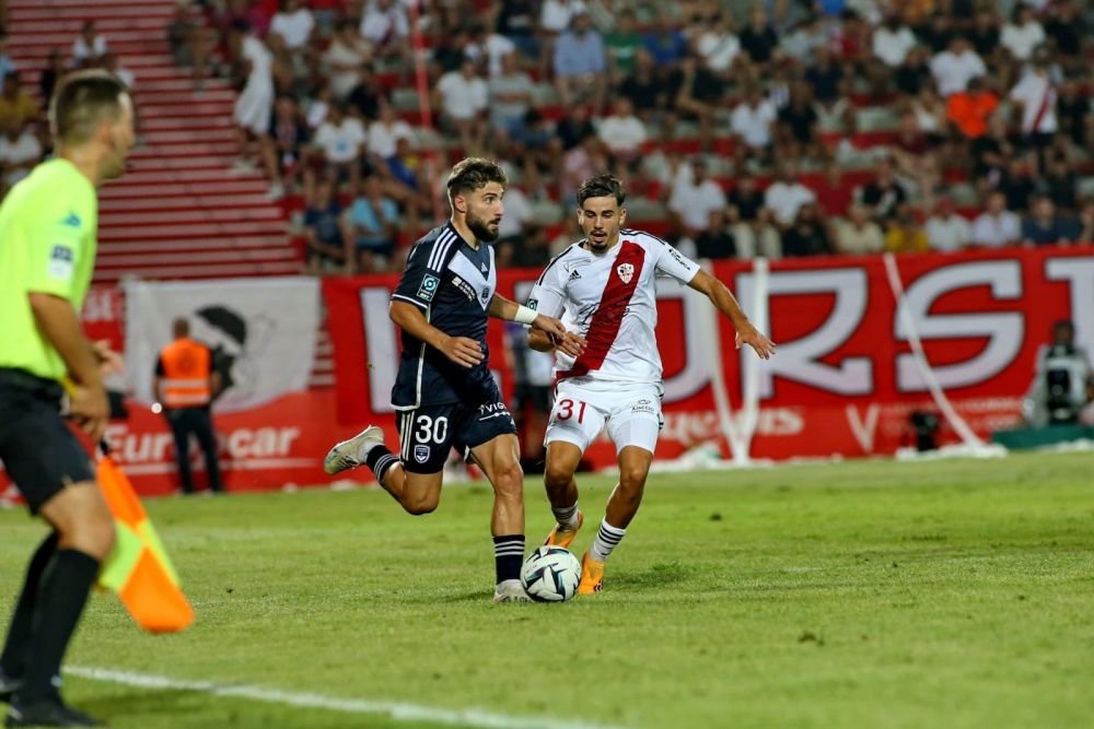 Rom&acirc;nia riscă să mai piardă un fotbalist &icirc;n detrimentul unei naționale de top. Joacă pentru o echipă de mare tradiție &nbsp;
