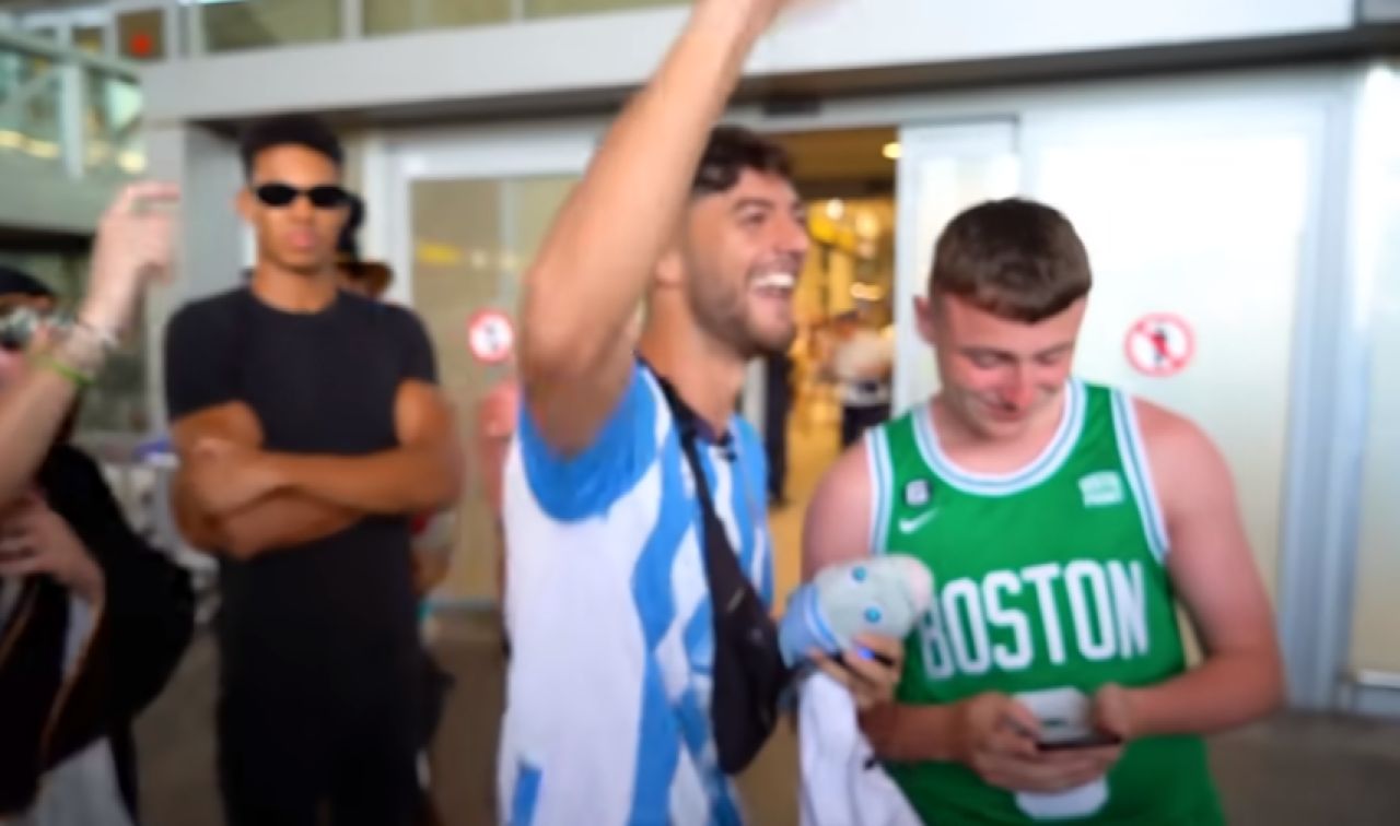 Suporterii unei echipe din Spania, show pe aeroport: au primit doi necunoscuți ca și cum ar fi transferuri de milioane_7