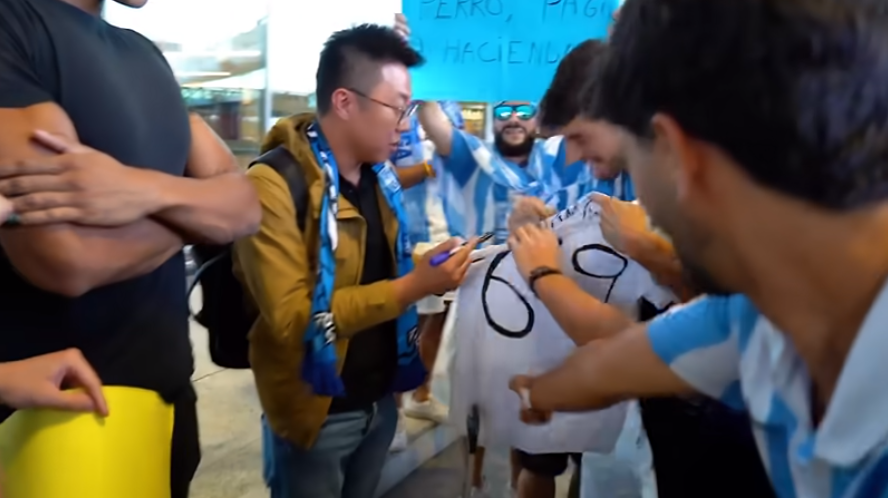 Suporterii unei echipe din Spania, show pe aeroport: au primit doi necunoscuți ca și cum ar fi transferuri de milioane_8